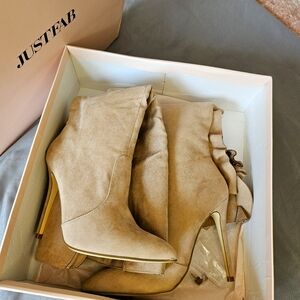 KNEE HIGH, FASHION BOOT 👢 TAUPE WITH RUFFLE DETAILS SIZE 8.5